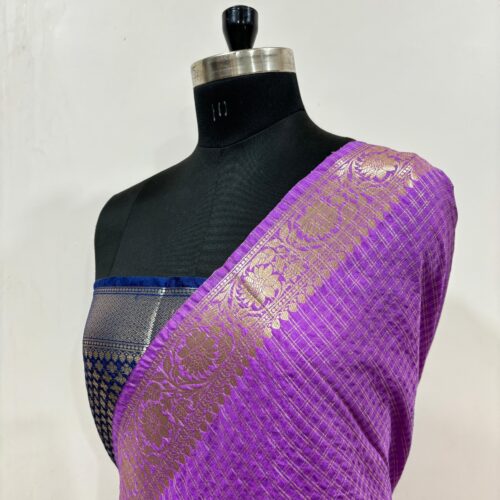 Small Check Design In Lite Purple Color Banarasi Art Silk Saree - Image 3
