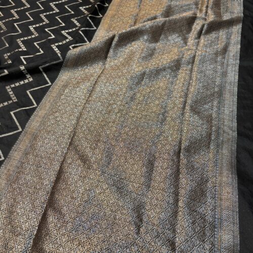 Black Shade Zigzag Pattern Art Kataan Silk Saree - Image 3