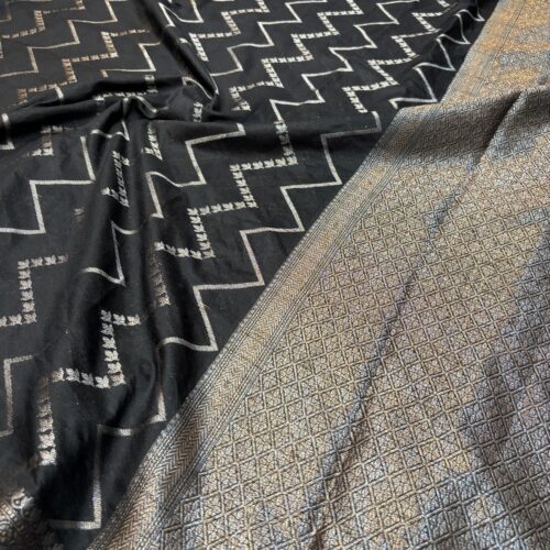 Black Shade Zigzag Pattern Art Kataan Silk Saree - Image 4
