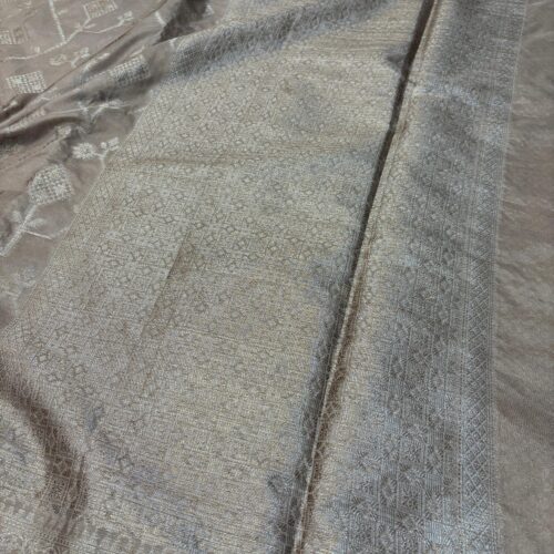 Dusty Cream Shade Jaal Pattern Art Kataan Silk Saree - Image 3
