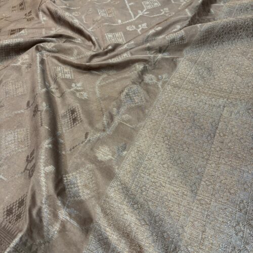 Dusty Cream Shade Jaal Pattern Art Kataan Silk Saree - Image 4
